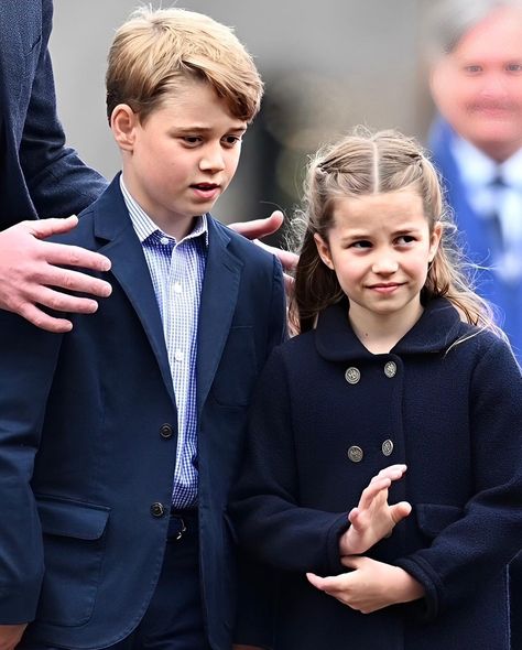 The Prince and Princess of Wales 👑 | Adorable pictures of George and Charlotte on their visit to Cardiff Castle in 2022 🌷. Photos : Prince George of Cambridge and Princess… | Instagram Princess Charlotte And Prince George, Charlotte Windsor, Adelaide Cottage, Mini Charlotte, Amelia Spencer, Princess Of Wales Style, Cardiff Castle, Princesa Charlotte, Windsor England