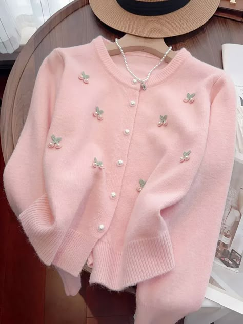 Pink Sweater Outfit Winter, Womens Long Cardigan Sweaters, Chin Acne, Pearl Knit, Cardigan Rosa, Women Long Cardigan, Pull Rose, Cardigan Short, Winter Outfits Aesthetic