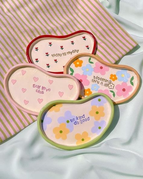 air dry clay idea (pin isn’t mine) Cool Things To Make Out Of Clay, Kawaii Pottery, Kawaii Ceramics, Dry Clay Art Ideas, Polymer Clay Tray, Air Dry Clay Tray, Clay Painting Ideas, Aesthetic Ceramics, Diy Polymer Clay Crafts