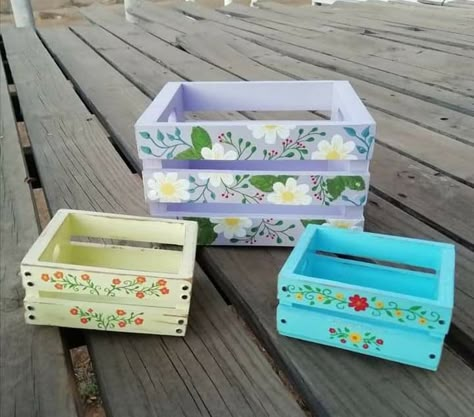 Wood Crate Painting Ideas, Painting Wooden Boxes Ideas, Painted Crates Ideas, Wooden Crates Decor, Crate Painting Ideas, Wooden Crate Painting Ideas, Crate Box Ideas, Crate Painting, How To Paint Wooden Crates