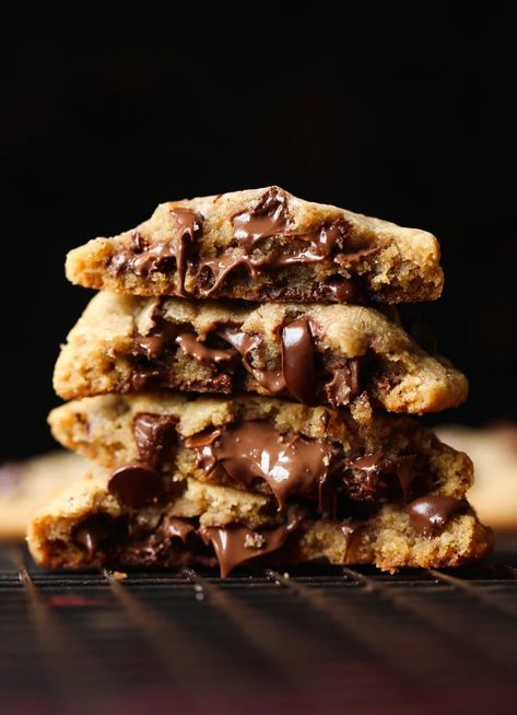 These Nutella Stuffed Chocolate Chip Cookies are SO Delicious! They are a brown butter chocolate chip cookie recipe with a thick, gooey layer of Nutella baked right in. A MUST MAKE! #cookiesandcups #nutella #cookies #chocolatechipcookies #stuffedcookies #nutellacookies #cookierecipe Doggie Cookies, Brown Butter Chocolate Chip Cookies, Stuffed Cookies, Nutella Cookies, Nutella Recipes, Best Chocolate Chip Cookie, Dog Cookies, Oatmeal Chocolate Chip Cookies, Chocolate Chip Oatmeal