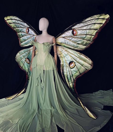 Luna Moth Fairy Wings, Luna Moth Outfit, Luna Moth Dress, Creatures Textiles, Luna Moth Costume, Moth Wings Costume, Renfaire Outfits, Forest Fairy Wings, Forest Fairy Dress