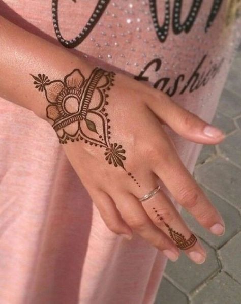 simple Henna designs, minimal henna designs, henna designs for kids, henna designs for hand, henna Designs palm, simple henna designs for beginners, henna designs for hand easy, mehndi designs, wedding henna designs, henna hand designs Henna Design Beginner, Mendhi Tattoo Design, Henna Tattoo Designs Hand Simple, Henna Main Simple, Simple Easy Henna Designs, Henna Designs Simple Easy, Henna Tattoo Arm, Henna Designs Hand Simple, Henna Motive