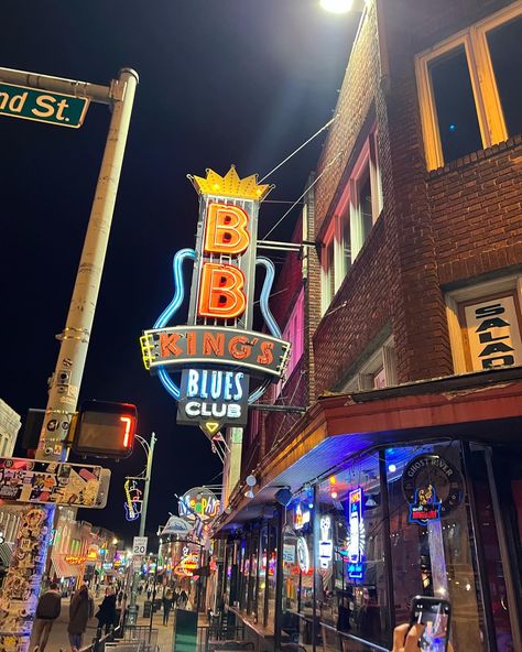 travel aesthetic nightlife night memphis tennessee club jazz music blues elvis king soul Memphis Tennessee Aesthetic, Blues Music Aesthetic, Memphis Aesthetic, Western Material, Downtown Memphis, Book Edits, Nyc Bars, Journal 2024, Memphis Tennessee