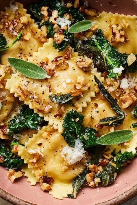 This butternut squash ravioli is filled with squash and goat cheese and tossed in a brown butter sauce for extra flavor. Best Pasta Recipe, Squash Dishes, Aesthetic Pasta, Squash Ravioli, Butternut Squash Ravioli, Brown Butter Sauce, Pasta Party, Pagan Wedding, Pasta Night