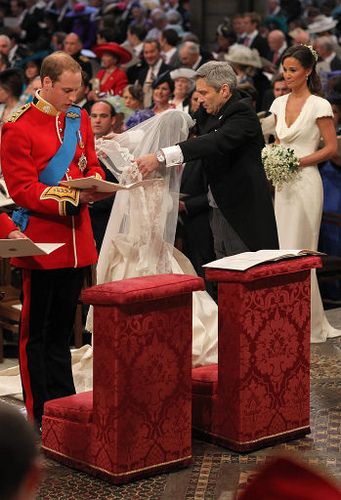 Michael Middleton lifts his daughter Catherine's bridal veil at the altar of Westminster Abbey while Prince William, other members of the Royal family and the congregation sing the first hymn, "Guide Me, O Thou Great Redeemer". Wedding Garments, Michael Middleton, Ducesa Kate, Royal Wedding 2011, William Kate Wedding, Principe William Y Kate, Duchesse Kate, Düşes Kate, Princesse Kate Middleton