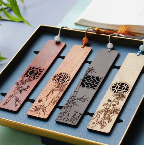 Chinese Bookmark, Wood Gift Ideas, Diy Laser Engraver, Woodworking Items That Sell, Wood Bookmark, Wooden Bookmarks, Diy Laser Cut, Retro Chinese, Creative Bookmarks