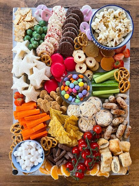 Kids Christmas Party Platter Xmas Nibbles Platter, Easy Food Platters, Kids Snack Platter Ideas, Kids Party Platters Ideas, Grazing Board For Kids, Kids Graze Board, Kids Food Table Party, Children’s Party Food Ideas, Simple Kids Party Food