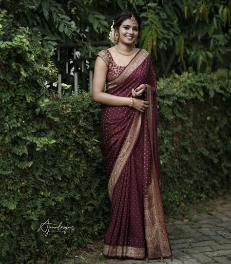 Silk Saree Pattern Blouse Design, Maroon Saree Makeup Look, Blouse Designs Maroon, Grape Wine Colour Saree, Maroon Saree Wedding, Saree For Wedding Function Guest, Wedding Saree Maroon, Wine Saree Look, Maroon Bridal Saree