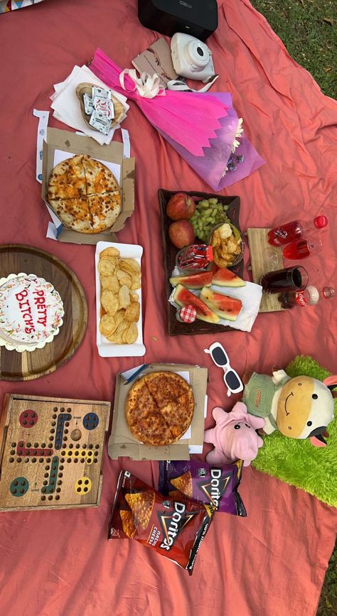 #aestheticpicnicdatewithprettygirls Friend Meet Up Ideas, Cousin Date Ideas, Simple Picnic Food Ideas For Two, Picnic Ideas For Friends, Picnic Aesthetic Ideas, Do Good Quotes, Picnic Date Food, Picnic Pictures, Friend Dates