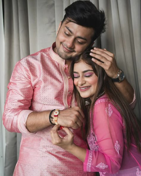 Sisters Photography Poses Indian, Rakhi Poses, Rakhi Photoshoot, Poses With Brother, Rakha Bandhan, Anam Darbar, Brother Poses, Sisters Photography Poses, Brother Sister Poses