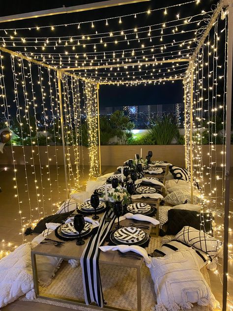 Picnic Night Star Gazing Picnic, Night Birthday Decoration, Terrace Birthday Decoration, Night Time Picnic, Stargazing Party, Candle Light Dinner Ideas, Starry Night Decor, Bridal Shower Picnic, Romantic Candle Dinner