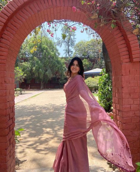 Poses For Desi Outfits, Aesthetic Poses In Saree, Saree Aesthetic Poses, Indian Outfits Aesthetic, Poses In Saree For Photoshoot, Saree Aesthetic Photoshoot, Aesthetic Saree Look, Aesthetic Saree Poses, Saree Poses Ideas