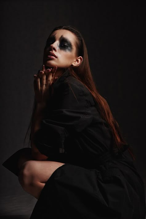 Halloween Photoshoot Studio Ideas, Spooky Editorial Photography, Photo Shoot Black Background, Horror Editorial Fashion Photography, Halloween Editorial Photography, Poses For Halloween Pictures, Goth Photoshoot Ideas Studio, Dark Editorial Photoshoot, Black On Black Photoshoot