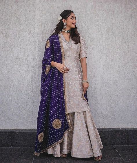 Indian Bridesmaid Dress, Cultural Heritage Of India, Bridesmaid Dress Ideas, Mrunal Thakur, Indian Bridesmaid Dresses, Stylish Kurtis Design, Trendy Outfits Indian, Lehenga Designs Simple, Anarkali Dress Pattern