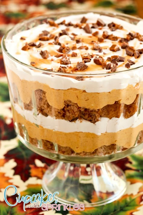 Pumpkin Cheesecake Trifle, Mousse Trifle, Pumpkin Trifle, Moist Spice Cake, Trifle Bowl Recipes, Trifle Dessert Recipes, Cheesecake Trifle, Trifle Recipes, Pumpkin Mousse