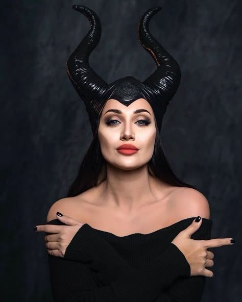 Maleficent Costume Diy, Maleficent Halloween Costume, Dark Disney Princess, Maleficent Halloween, Maleficent Movie, Maleficent Costume, Classy Halloween Costumes, Creepy Halloween Makeup, Eyeliner Eyebrows