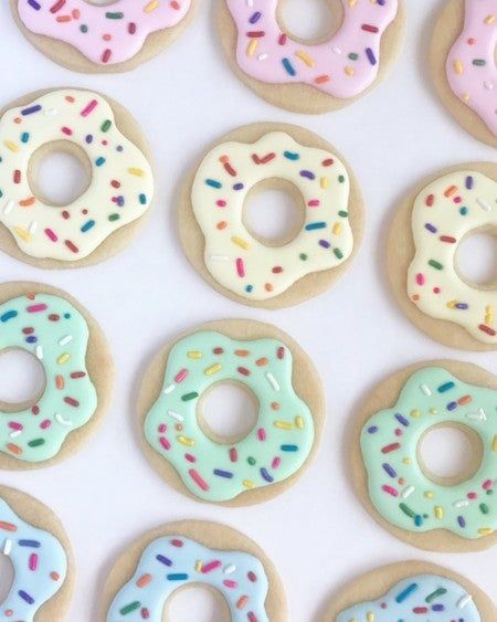 Pastel Cookies, Donut Cookies, Donut Theme Party, Biscuit Decoration, Rainbow Donut, Cake Stall, Food Thoughts, Cookies Decoradas, Royal Iced Cookies