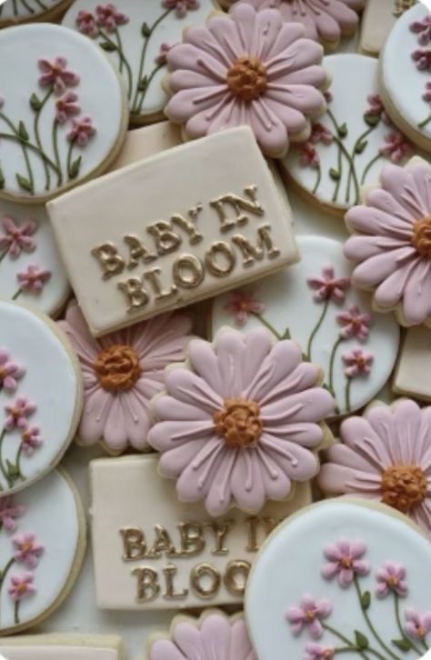 Baby In Bloom Cookies, Daisy Cookies, Spring Baby Shower Themes, Baby Lunch, Girl Shower Themes, Daisy Baby Shower, Baby Shower Theme Decorations, Wildflower Baby Shower, Baby In Bloom