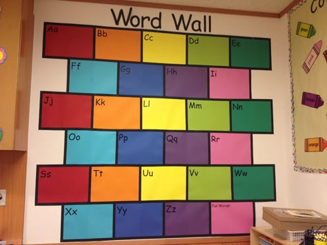 Word wall Bulletin Boards For English Language Learners, Vocabulary Wall Ideas, Sight Words Wall Display, Word Wall Bulletin Board Ideas, Pre K Word Wall, Spelling Display, Word Wall Preschool, Preschool Word Wall, Word Wall Kindergarten