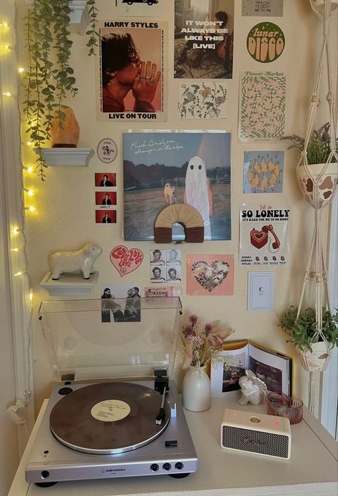 Bedroom Wall Shelving Ideas, Small Wall Prints, Vinyl Dorm Decor, Vintage Cozy Room Ideas Aesthetic, Shelves Aesthetic Bedroom, Harrycore Room, Taylor Swift Dorm Room, Floating Shelf Decor Bedroom, Room Ideas Aesthetic Clean