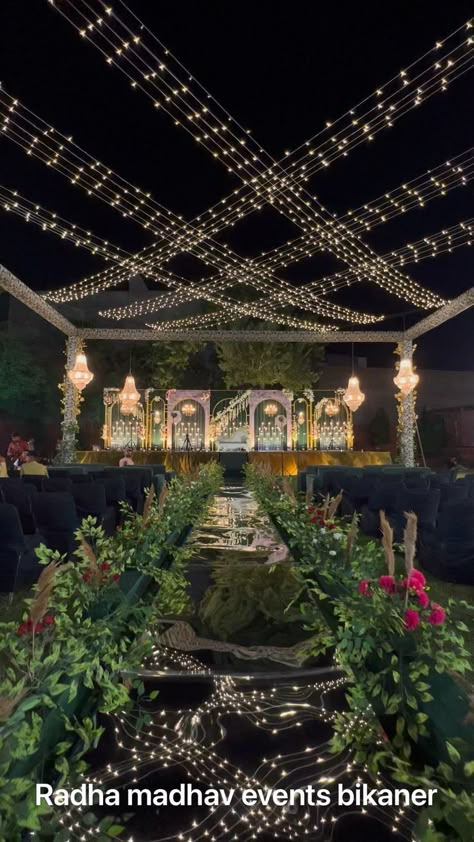 Evening Wedding Decor, Outdoor Night Wedding, Vidhi Mandap, Minimal Wedding Decor, Indian Wedding Decorations Receptions, Wedding Tent Decorations, Reception Stage Decor, Night Wedding Decor, Wedding Stage Backdrop