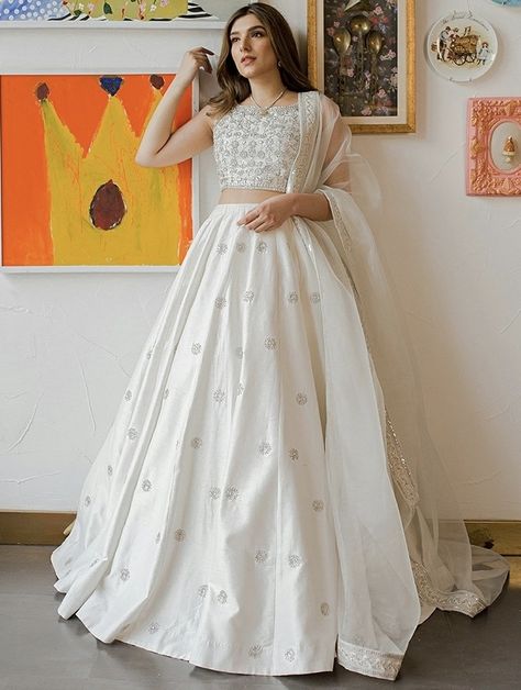 White Ghagra Choli Simple, White Lehnga Outfit Aesthetic, White Traditional Dress Indian, Choli Poses For Women, Plain White Lehenga Simple, White Dress Indian Simple, Lehnga Choli Designs Pakistani Weddings, White Lehanga Ideas, White Lehanga Design