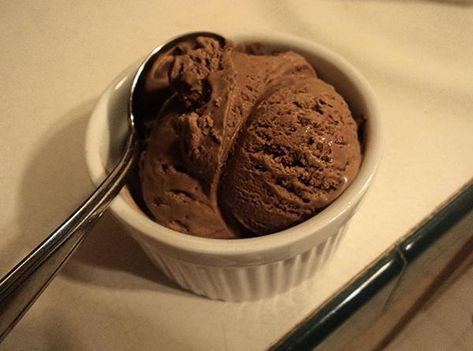 Really Easy Chocolate Ice Cream Recipe Finley Core, Condensed Milk Cocoa Powder, Easy Chocolate Ice Cream Recipe, Red Wine Ice Cream, Easy Chocolate Ice Cream, Choco Ice Cream, Wine Ice Cream, White Chocolate Ice Cream, Ice Cream Pictures