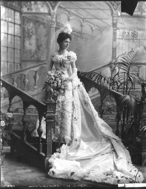 A Studio portrait of NYC's Consuelo Vanderbilt in her Wedding Gown. Consuelo was a "Cash For Title" Bride & was married off to England's 9th Duke of Marlborough. .....1895 Alva Vanderbilt, Victorian Bride, Victorian Wedding Dress, Vintage Wedding Photos, Vintage Brides, Victorian Wedding, Vintage Wedding Dresses, Antique Wedding, Wedding Gowns Vintage