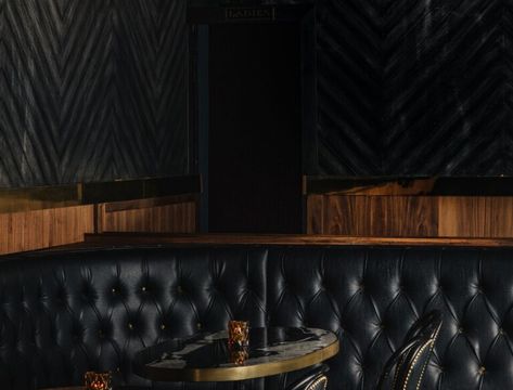 Black And Gold Restaurant, Dark Restaurant Interior, Dark And Moody Bar, Dark Moody Bar, Bar Lounge Decor, Black And Gold Bar, Moody Bar, Zigarren Lounges, Dark Bar