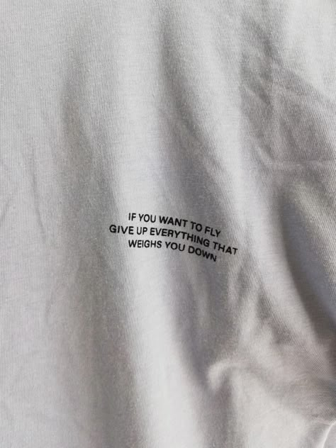 Shirt Design Inspiration, Aesthetic T Shirts, Aesthetic Shirts, Fashion Quotes, Mode Inspiration, Fact Quotes, Quote Aesthetic, Pretty Words, Pretty Quotes