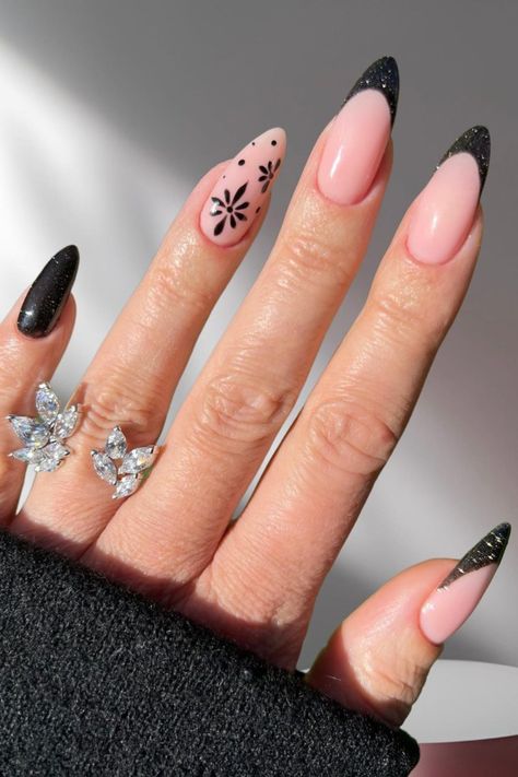 Black Nails New Years Nail Art, New Years Nail Designs, New Years Eve Nails, December Nails, Glittery Nails, Cute Summer Nails, Winter Nail Designs, Festival Nails, Oval Nails