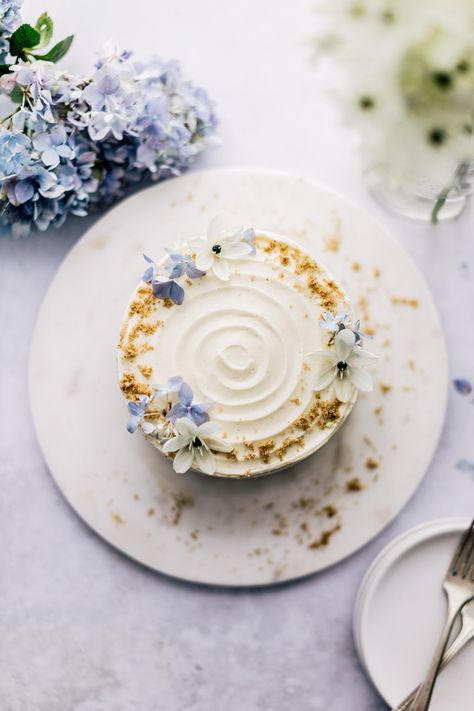 The Ultimate Carrot Cake - Emily Laurae Ultimate Carrot Cake, Carrot Cake Decoration, Edible Flowers Cake, Flower Cake Decorations, Decorate A Cake, Cake With Flowers, Cake Printing, Cake Photography, Cake Inspo