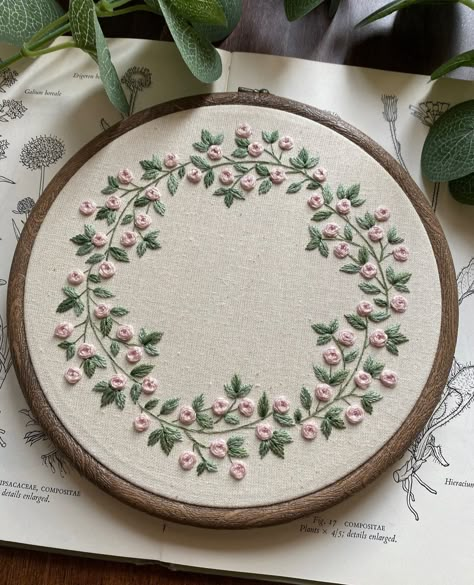 Embroidery Hoop Art Diy, Embroidery Stitches Beginner, Basic Hand Embroidery Stitches, Clothes Embroidery Diy, Simple Hand Embroidery Patterns, Christmas Embroidery Patterns, Diy Embroidery Designs, Diy Embroidery Patterns, Hand Embroidery Tutorial