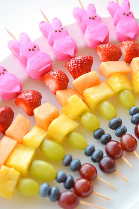 Snack Crafts, Healthy Easter Snacks, Rainbow Fruit Skewers, Easter Snack, Easter Fruit, Easter Party Food, Easter Appetizers, Healthy Easter, Easter Lunch