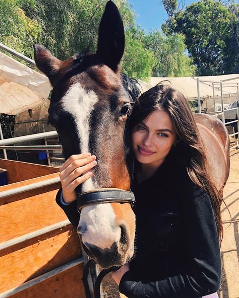 Happy Teens, Horse Riding Aesthetic, Foto Cowgirl, Pictures With Horses, Equestrian Aesthetic, Horse Aesthetic, Teen Daughters, Country Girl Style, Stylish Photo Pose