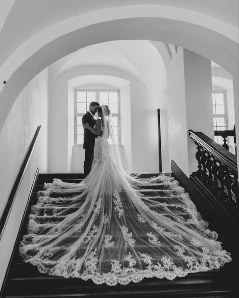 Wedding Picture Locations, Photoshoot With Veil, Wedding Dress Long Train And Veil, Poses Bride, Styles Of Wedding Photography, Inside Wedding Photography, Wedding Photoshoot Stairs, Wedding Poses Bride, Wedding Asthetic Picture