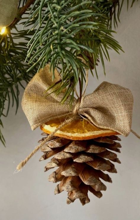 Christmas Tree With Cinnamon Stick, Pine Cone Holiday Decor, Christmas Twig Decorations, Pine Cone Christmas Tree Decorations, Walnut Christmas Decorations, Corteccia Ideas, Sugar Pine Cones Decorations, Christmas Natural Decor, Diy Woodland Christmas Decor