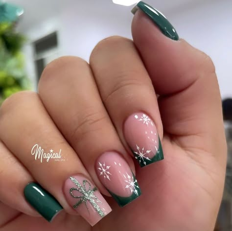 Trendy Christmas Nails Green, Trendy Christmas Nails 2025, Nail Christmas Designs Xmas, Christmas Nails Simple Classy Green, Green Christmas Nails Square, December Nails Green, Green Xmas Nails, Square Winter Nails, Green Winter Nails