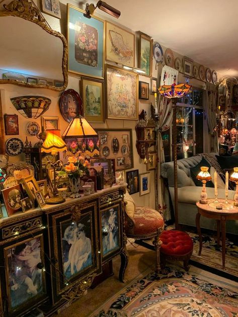 Maximumist Decor, Cluttercore Apartment, 80s Maximalism Interior, Maximalist House Decor, Maximalist Apartment Decor, Clutter Core Aesthetic, Maximalism House, Cluttercore Bedroom Aesthetic, Retro Maximalism