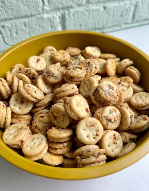 Cheesy Ranch Ritz Bits Ritz Ranch Crackers, Ritz Cheese Cracker Recipes, Ritz Bits Ranch Crackers, Ritz Cracker Snacks Appetizers, Peanut Butter Ritz Bits Recipes, Mini Ritz Crackers Recipe, Ritz Bits Recipes, Party Food Pizza, Puppy Chow Snack