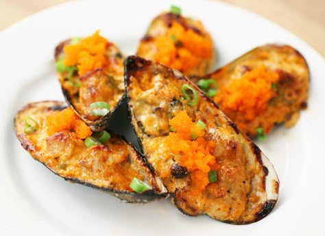 Dynamite Mussels Recipe, Dynamite Mussels, Stuffed Mussels, Mussel Recipes, Baked Mussels, Green Mussels, Recipe Japanese, Japanese Diet, Carb Cycling Diet