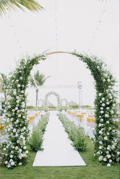 Outdoor Wedding Entrance, Welcome Gate, Wedding Walkway, Wedding Gate, Reception Stage Decor, Church Wedding Flowers, Gate Decoration, Wedding Hall Decorations, Wedding Background Decoration