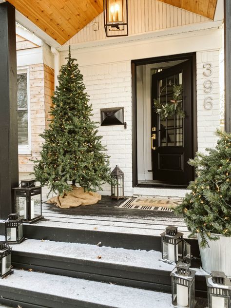 SIMPLE MODERN HOLIDAY HOME TOUR - CLARK   ALDINE  Simple modern wreath! 😍 Christmas Tree On Front Porch, Christmas Tree Front Porch, Christmas House Exterior, Christmas Exterior, Natal Natural, Winter Porch Decor, Winter Front Porch, White Exterior Houses, Modern Wreath