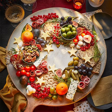 New! Christmas charcuterie wreath | Slimming World Blog Christmas Charcuterie Wreath, Boxing Day Food, Charcuterie Wreath, Leftover Turkey Curry, Turkey Curry, Christmas Charcuterie, Christmas Buffet, Low Calorie Cooking, Elegant Appetizers