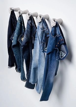 Mens Store Display, Denim Window Display, Pop Up Store Ideas, Crop Tops Ideas, Apparel Display, Visual Merchandising Ideas, Spring Display, Display Room, Fashion Magazine Layout