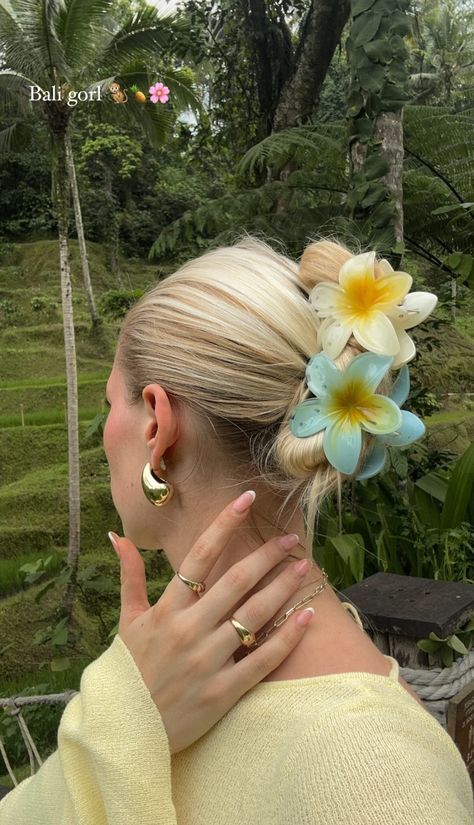 Beach Hair Color, Claw Clips Hairstyles, Clips Hairstyles, Beach Blonde Hair, Flower Claw Clip, Graduated Bob Haircuts, Flower Hair Claw, Vacation Hairstyles, Hair Clamps