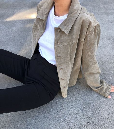 Beige Oversized Jacket Outfit, Beige Suede Jacket Outfit, Beige Jacket Outfit, Suede Jacket Outfit, Fashion Inspo Instagram, Suede Outfit, Vintage Suede Jacket, Beige Jacket, Spring Jacket