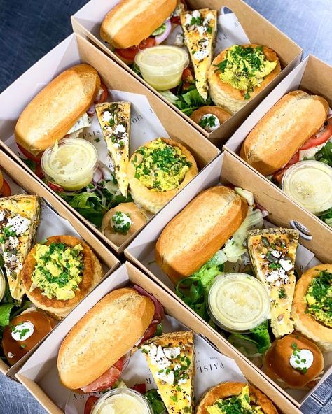 Corporate Lunch Boxes Catering, Cooking Business Ideas, Grab And Go Restaurant, Box Salado, Corporate Breakfast Catering, Lunch Box Catering Ideas, Lunch Box Catering, Catering Boxes Packaging, Breakfast Box Ideas For Adults