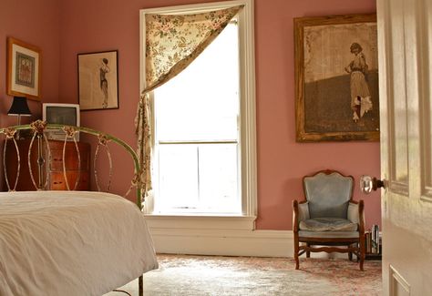 color love Pink Teen Bedroom, Vintage Pink Bedroom, Pink Vintage Bedroom, Eclectic Bedroom Design, Girls Bedroom Paint, Bedroom Eclectic, Kids Bedroom Remodel, Small Bedroom Remodel, Teen Girl Bedroom Ideas